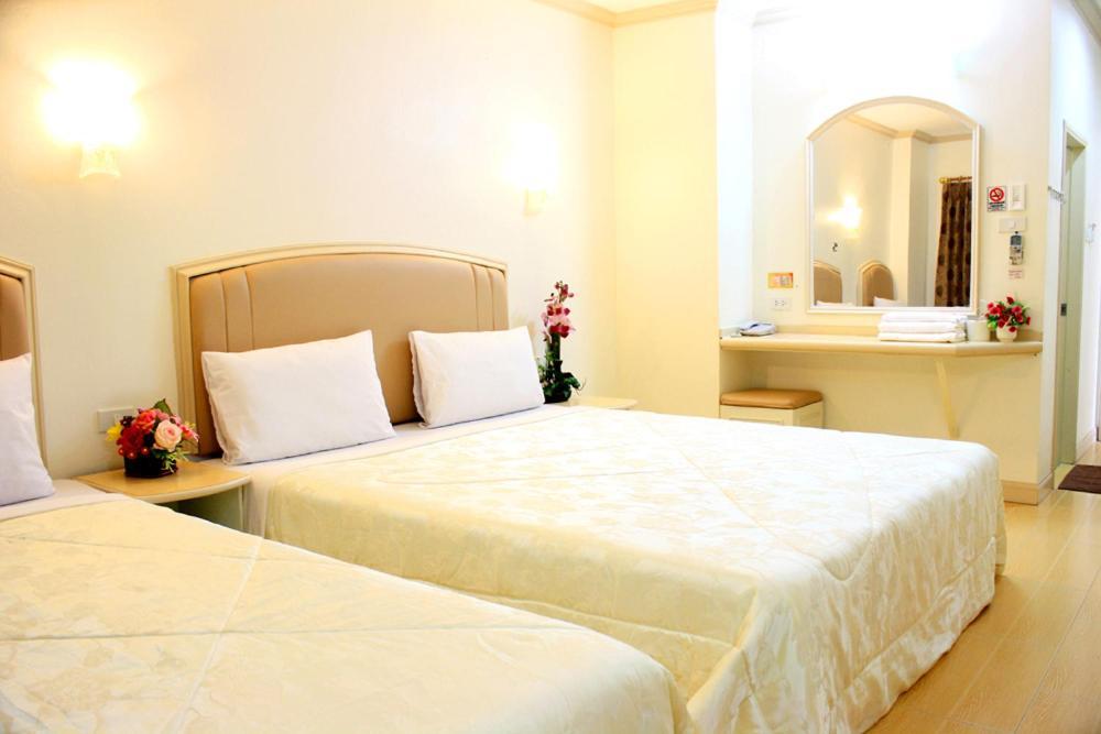 P.A. Ville Hotel 나콘사완 외부 사진