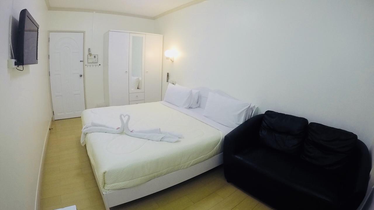 P.A. Ville Hotel 나콘사완 외부 사진