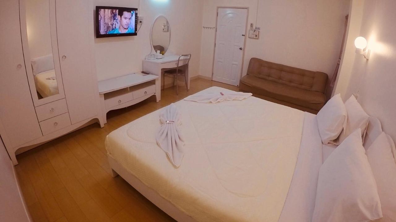 P.A. Ville Hotel 나콘사완 외부 사진
